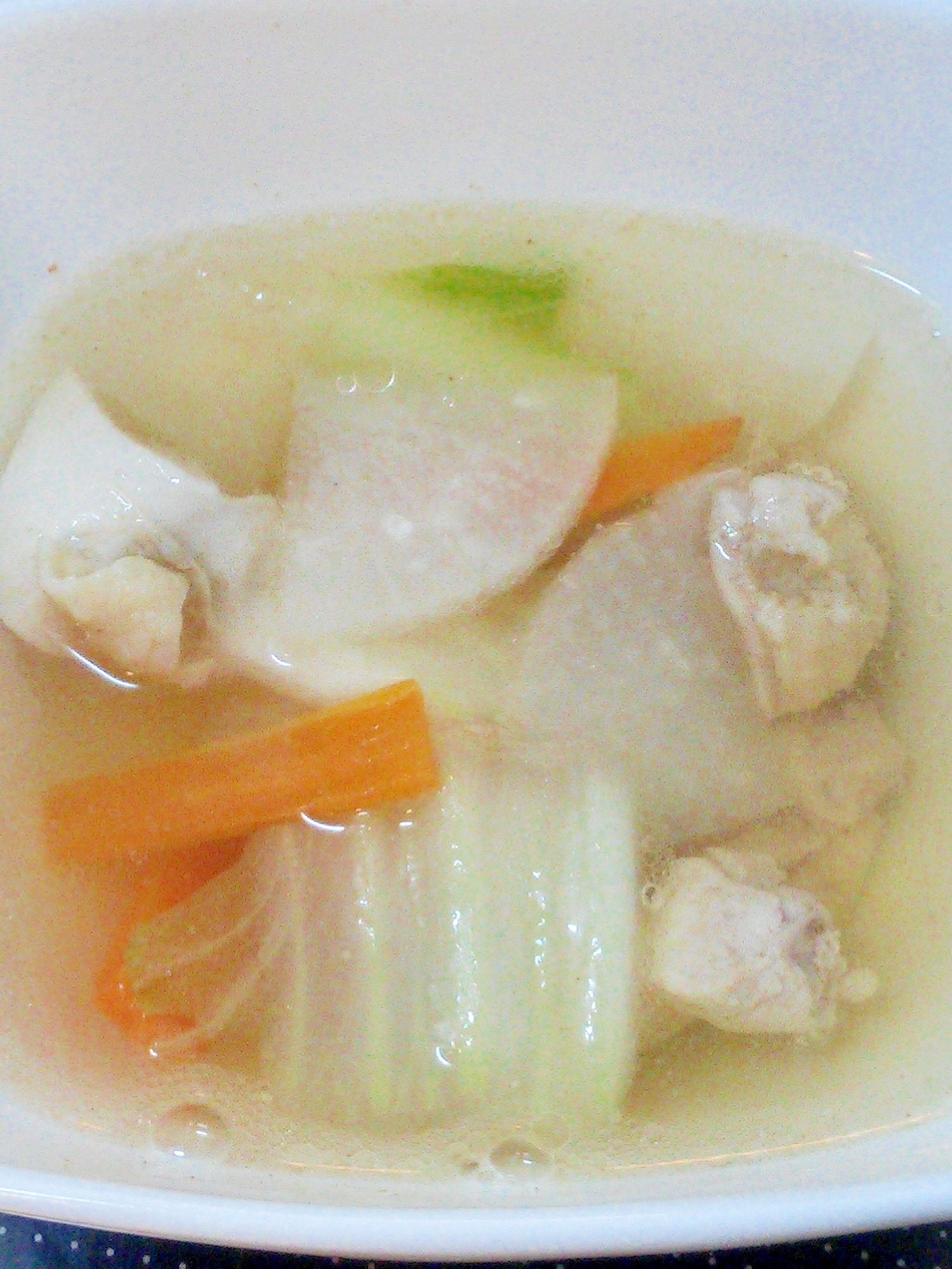 大根と白菜と鶏もも肉とにんじんの具沢山和風スープ