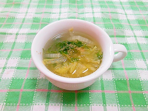 白い器に盛り付けられた白菜と水菜の中華スープ
