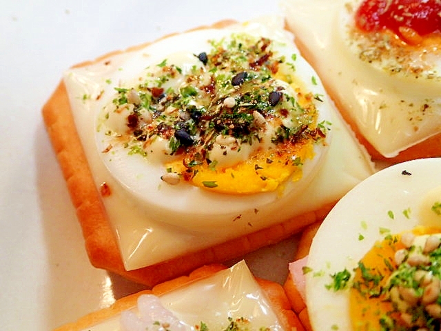 山葵ふりかけマヨで　チーズとゆで卵の焼きクラッカー