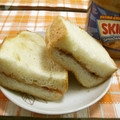 ピーナッツバター＆いちごジャムのサンドイッチ
