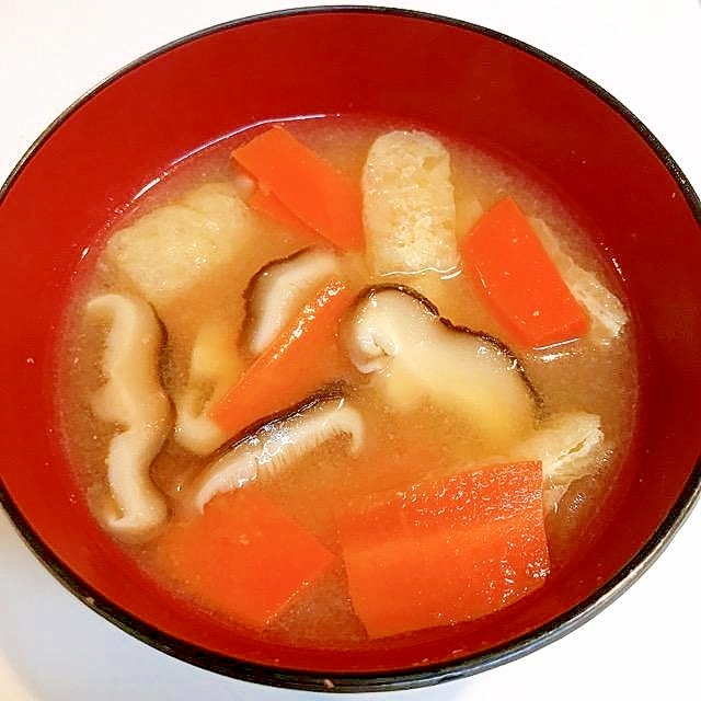 人参と椎茸と薄揚げの生姜入り味噌汁