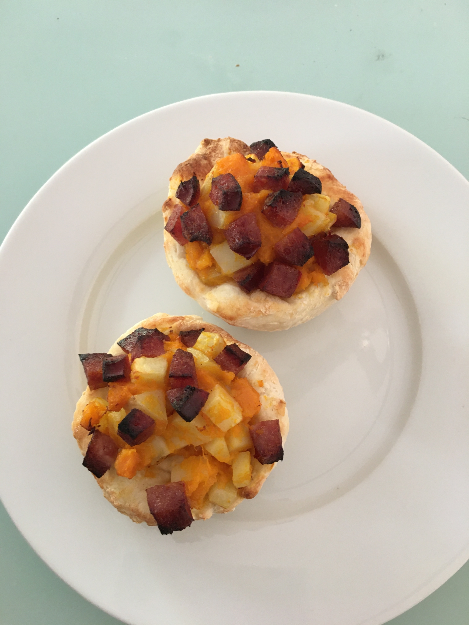 ダイスポテトとかぼちゃ、ケバナの惣菜パン