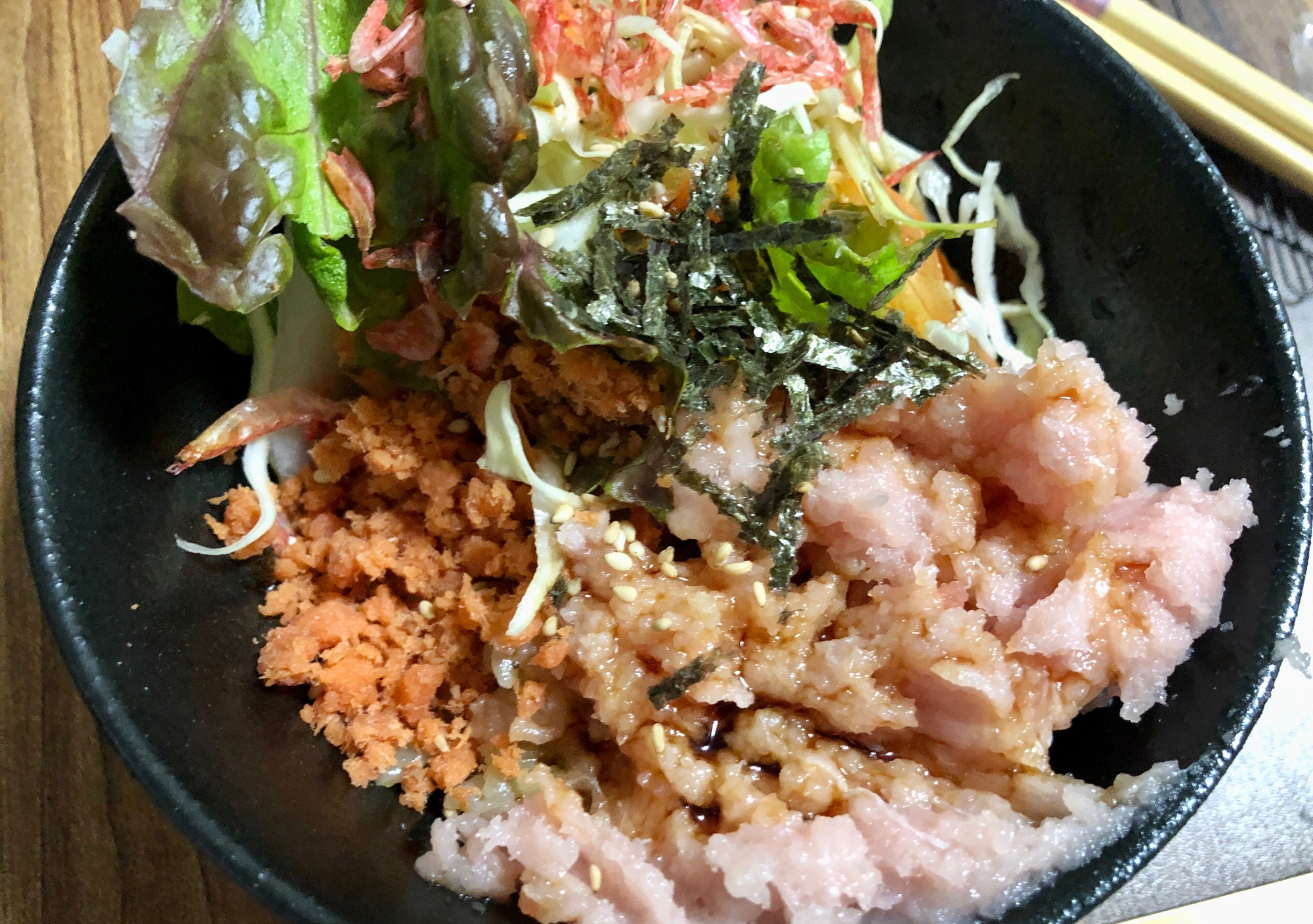 三色サラダ海鮮丼♪まぐろのタタキたっぷり♡