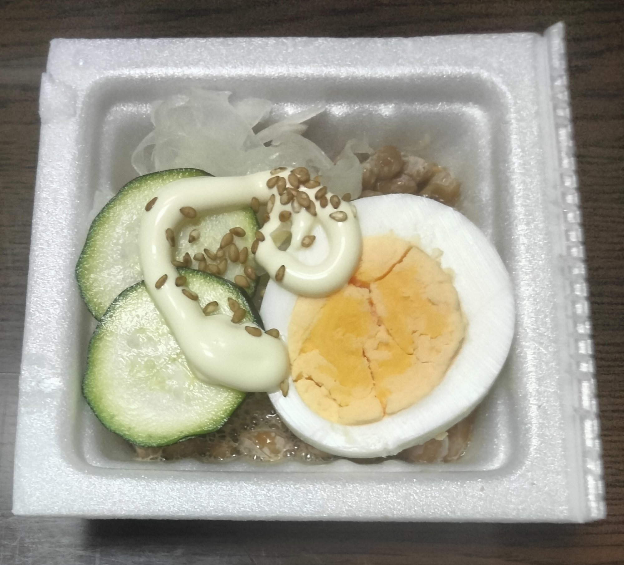 納豆アレンジ 玉ねぎスライスゆで卵ズッキーニのせて