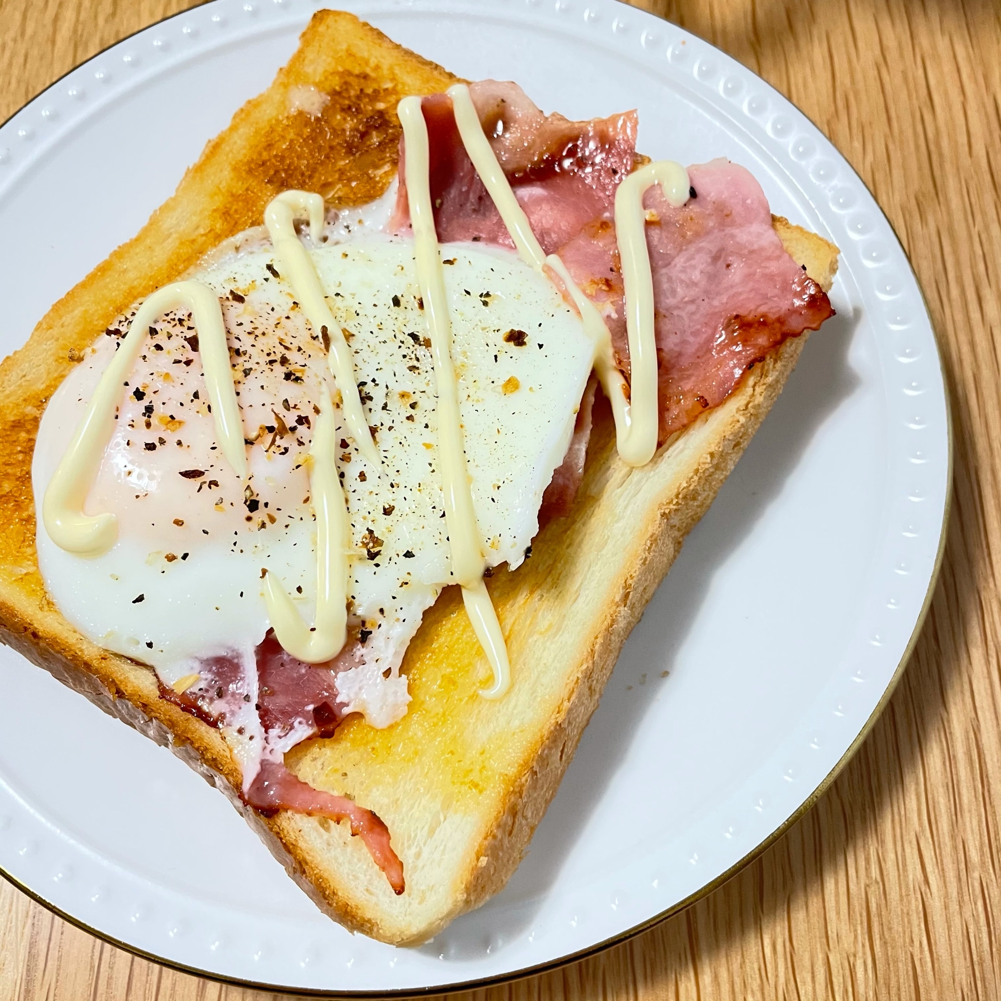 忙しい朝に♪目玉焼きのっけトースト