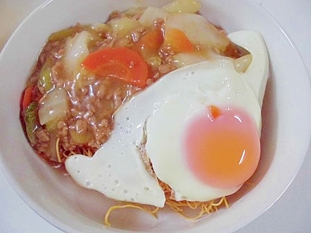 白菜・にんじん・挽肉の皿うどん　目玉焼きのせ