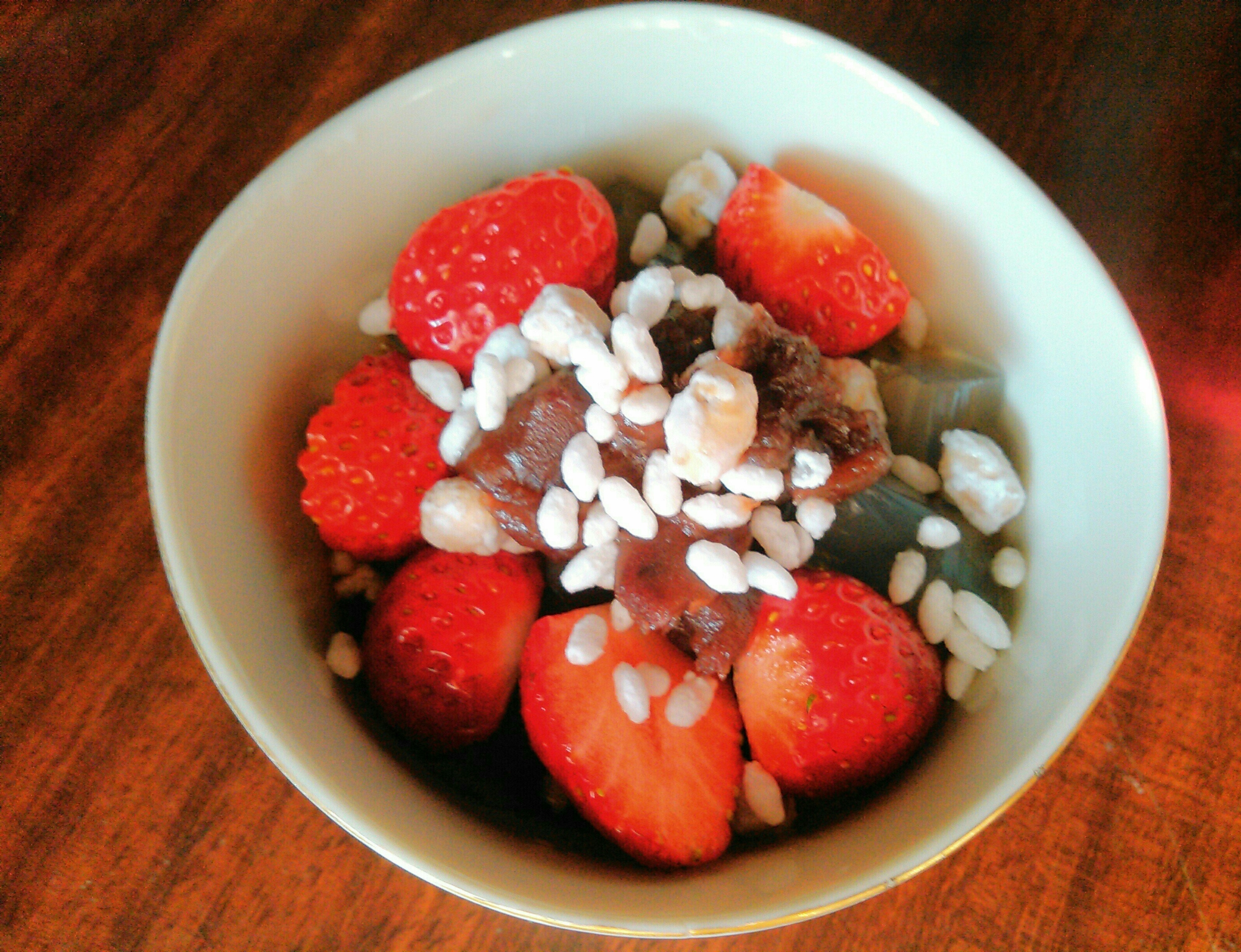 雛あられと苺の寒天の抹茶みつかけ