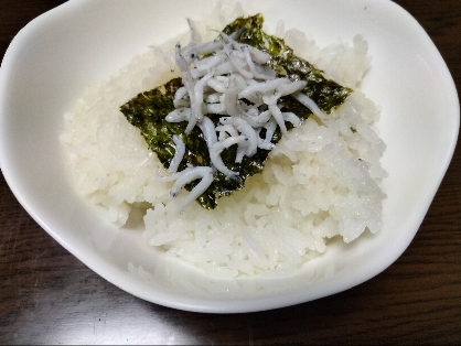 海苔をのせた じゃこしらす丼