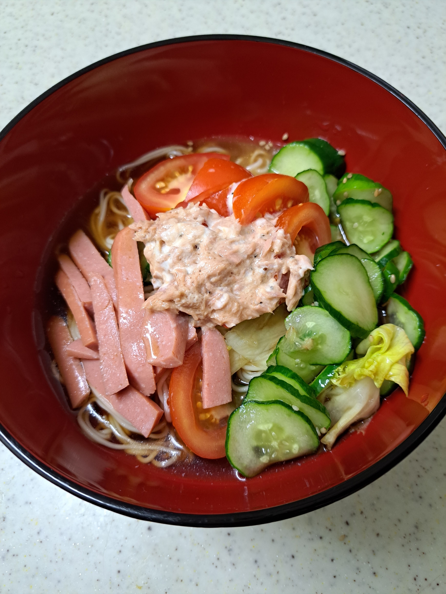 野菜たっぷり、ヘルシーなアレンジそうめん