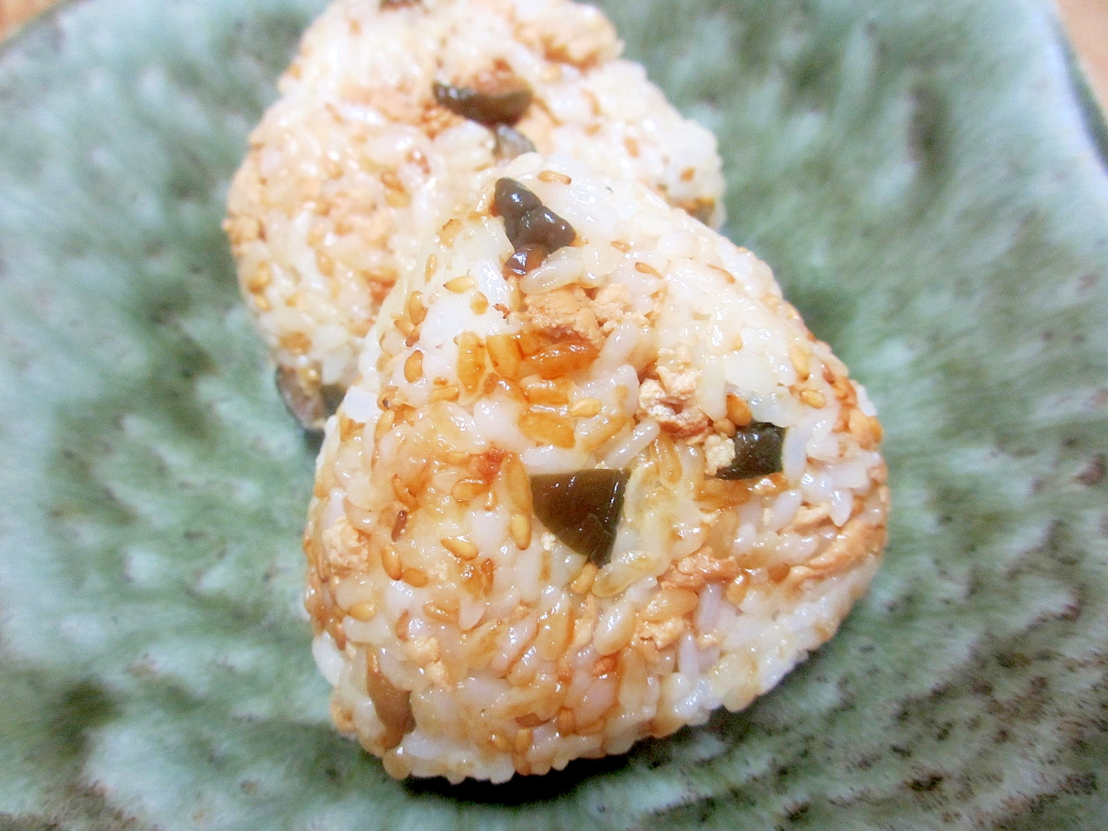 鶏そぼろとキューちゃんのおにぎり レシピ 作り方 By Mococo05 楽天レシピ