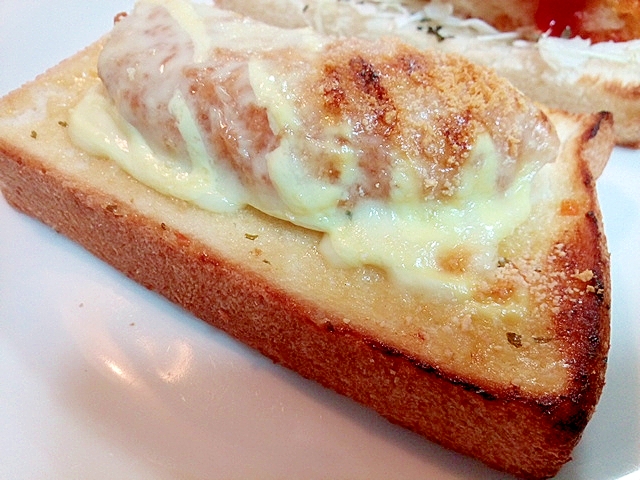 おやつコロッケとチーズのトースト