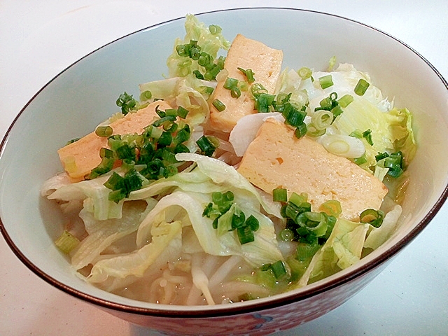 たっぷり野菜と玉子焼きの豚骨ラーメン