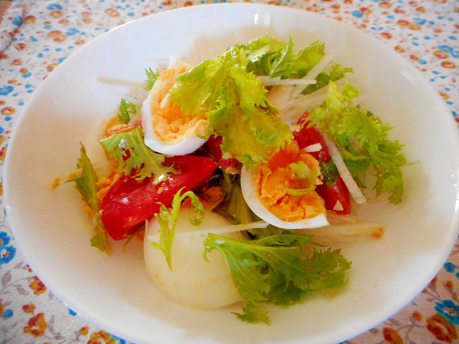 ワサビ菜と大根とゆで卵のサラダ