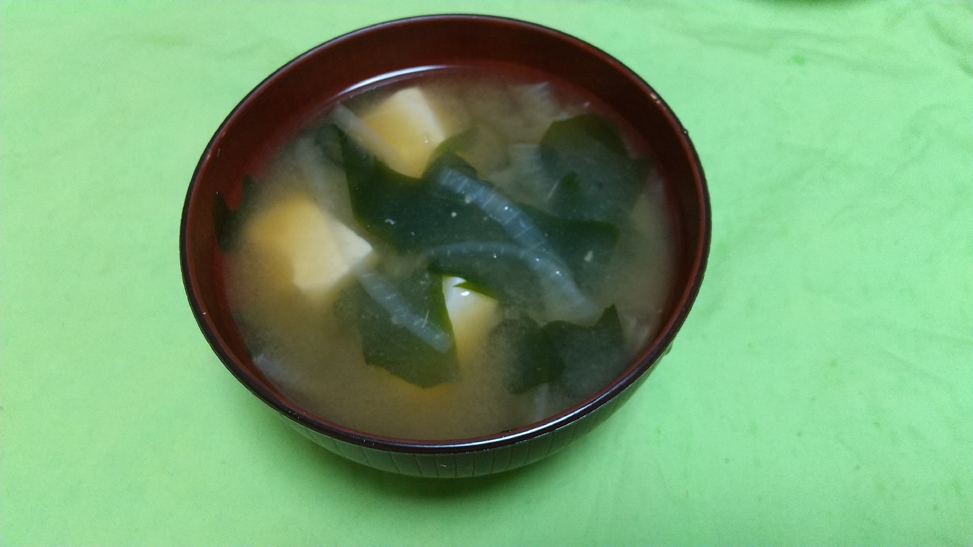 煮干し出汁で味噌汁☆豆腐とワカメ、玉ねぎの味噌汁