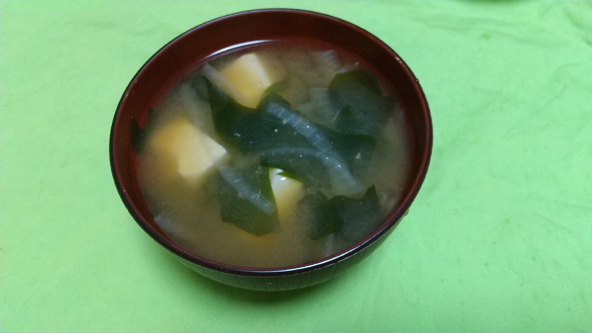 煮干し出汁で味噌汁 豆腐とワカメ 玉ねぎの味噌汁 レシピ 作り方 By Moooko 楽天レシピ