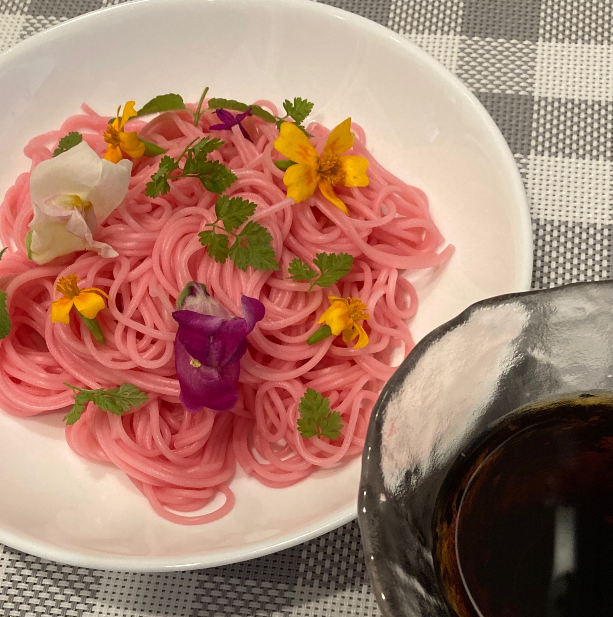 彩り鮮やか☆食べれるお花を乗せてそうめんを