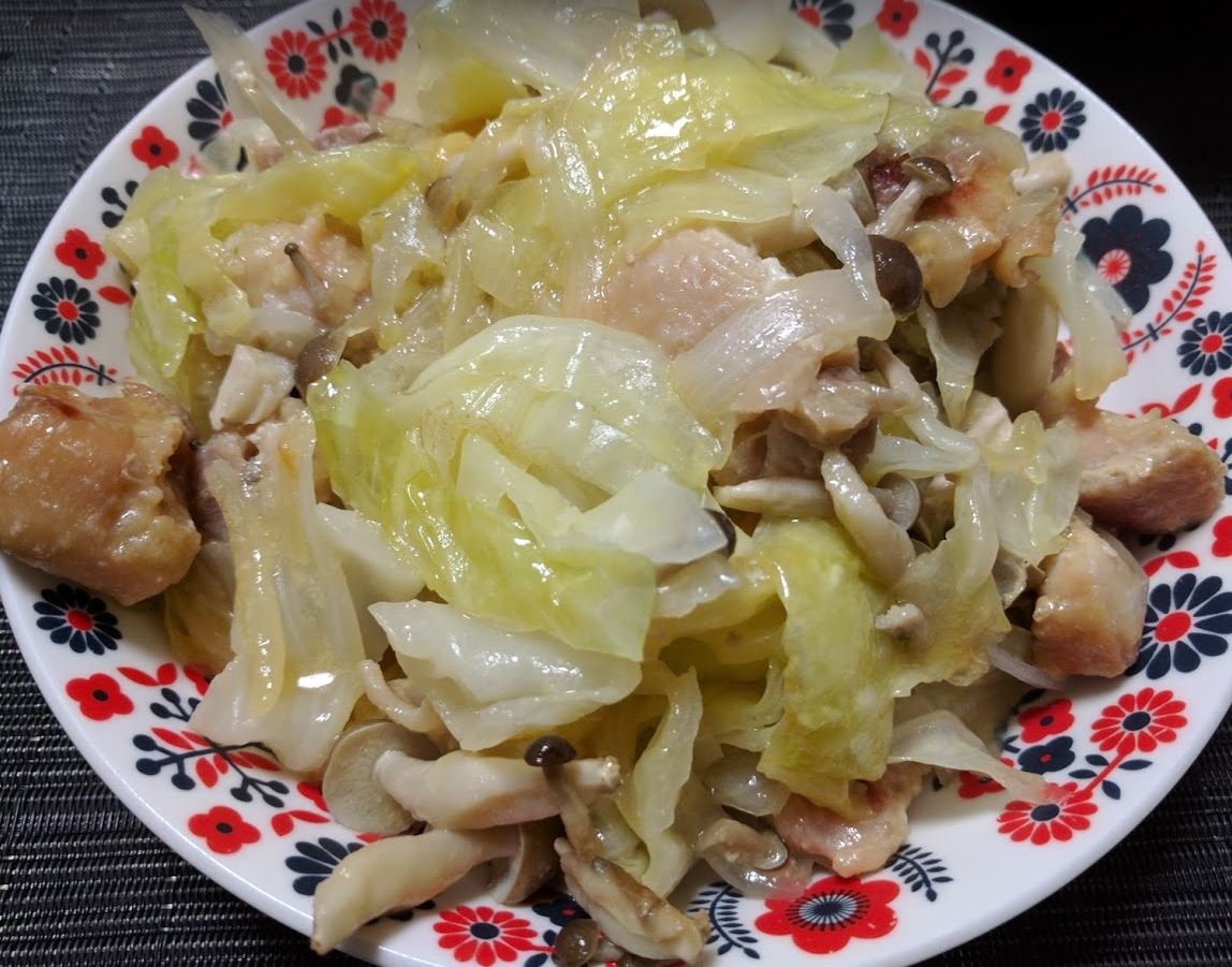 鶏もも肉とキャベツの塩麹蒸し炒め