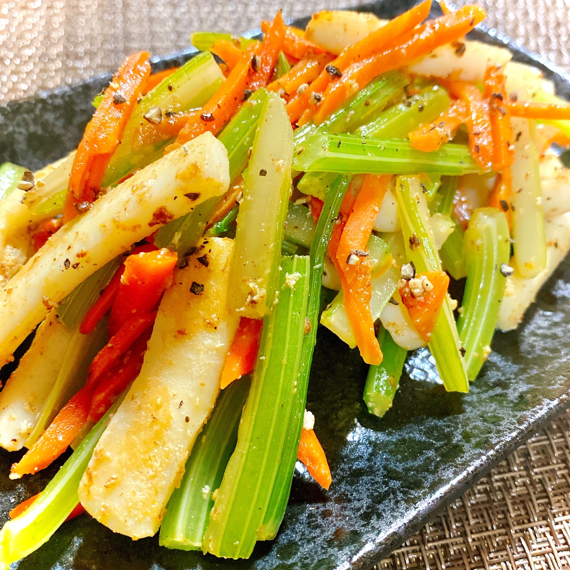 シャキシャキ♪セロリとイカの塩レモン炒め