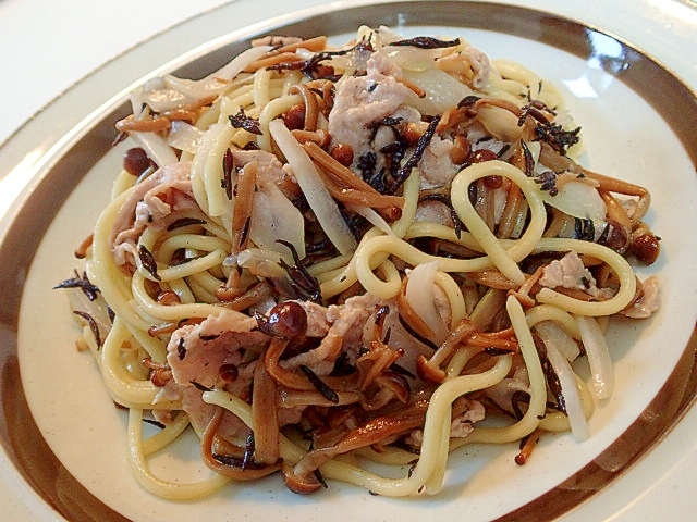 ひじき入り　豚肉と柿の木茸と新玉葱の焼きちゃんぽん