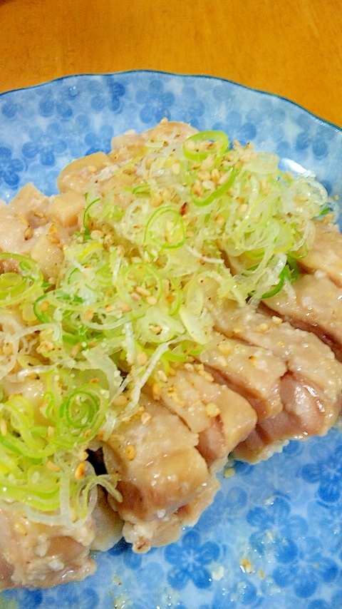 塩麹で肉汁あふれる蒸し鶏