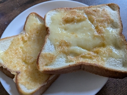シュレッドチーズをフライパンにのせてパンをかぶせて焼くスタイル、斬新です！レシピありがとうございます！