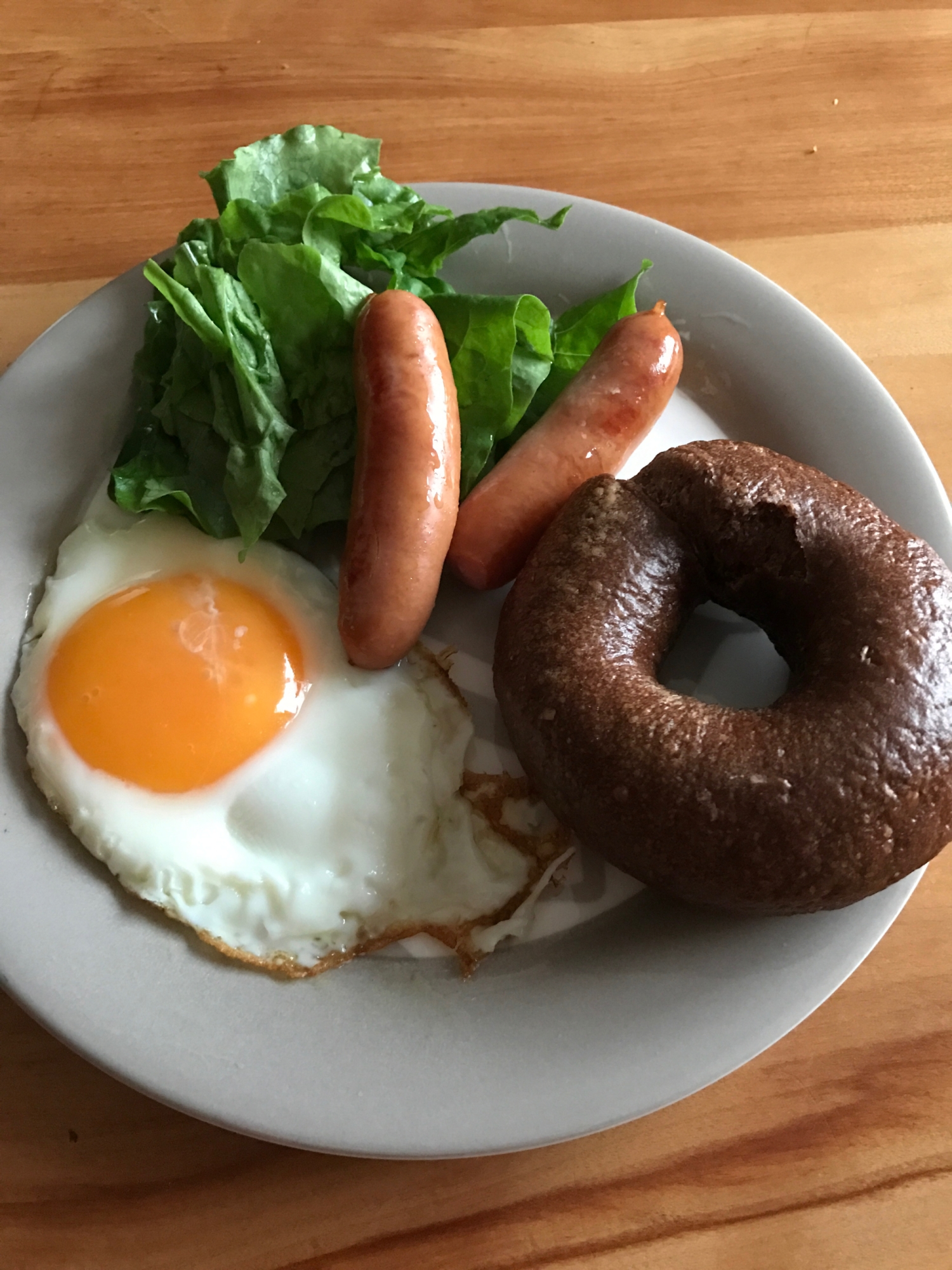 ベーグルとレモン香る目玉焼きの朝ごはん