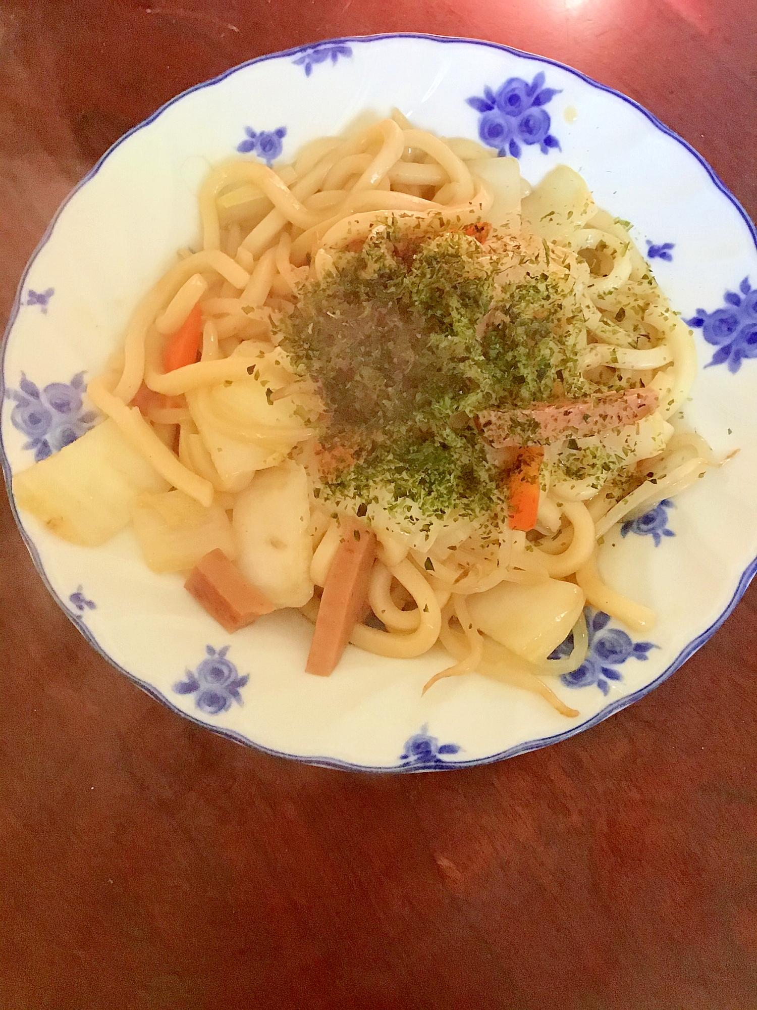 白菜とスパムのニンニク醤油焼きうどん。