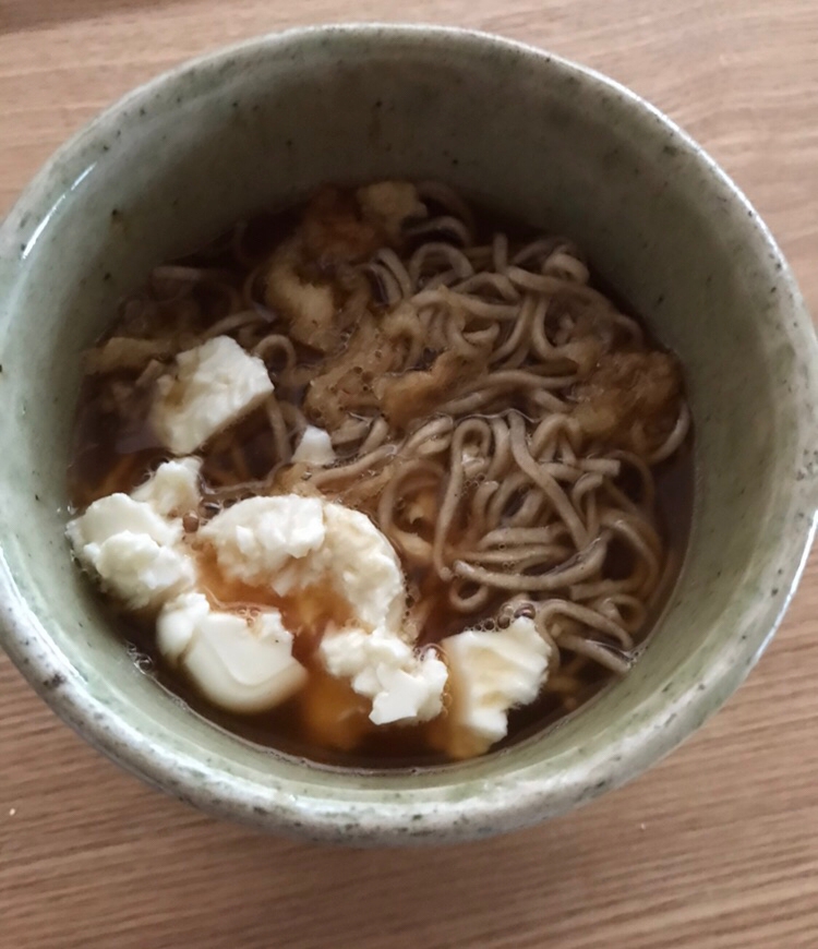 ふわふわ絹豆腐とカリカリ天かすの温蕎麦