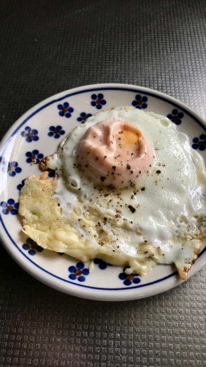 カリカリチーズ目玉焼き