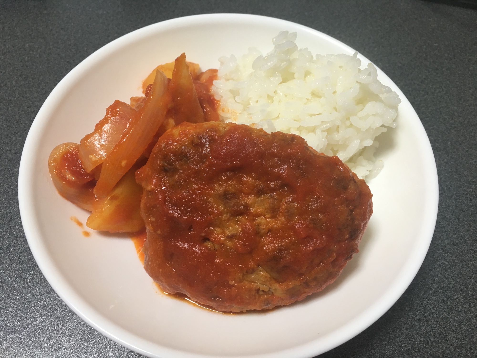 余ったハンバーグで！簡単トマト煮込み