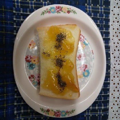 オレンジマーマレードと黒すりごまのトースト