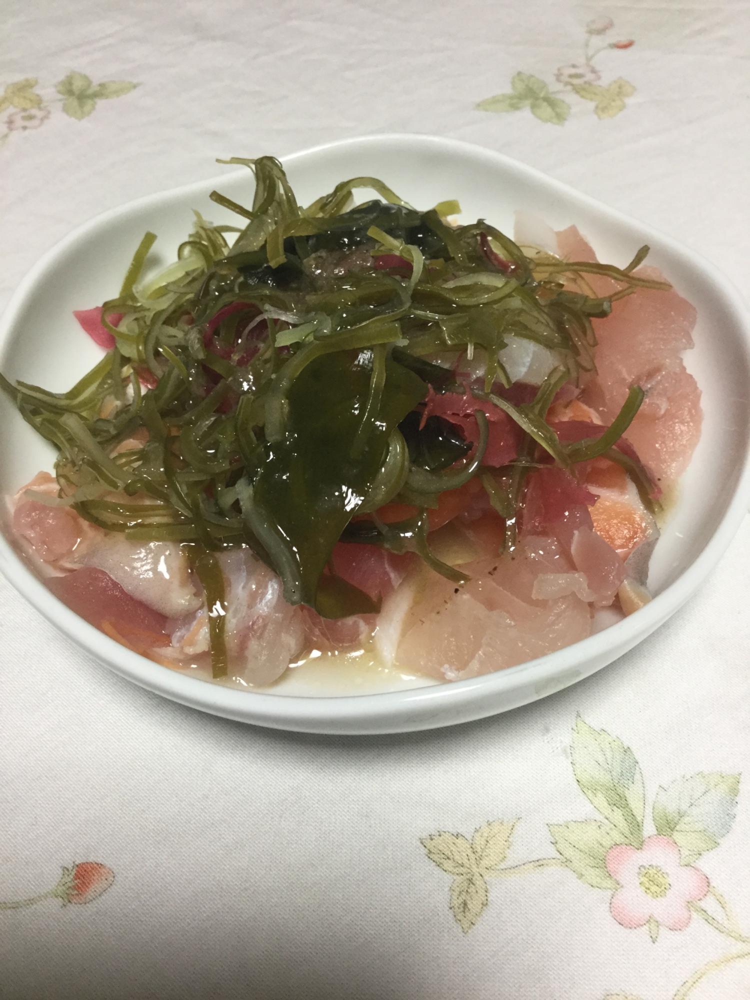 刺身と海藻のカルパッチョ風
