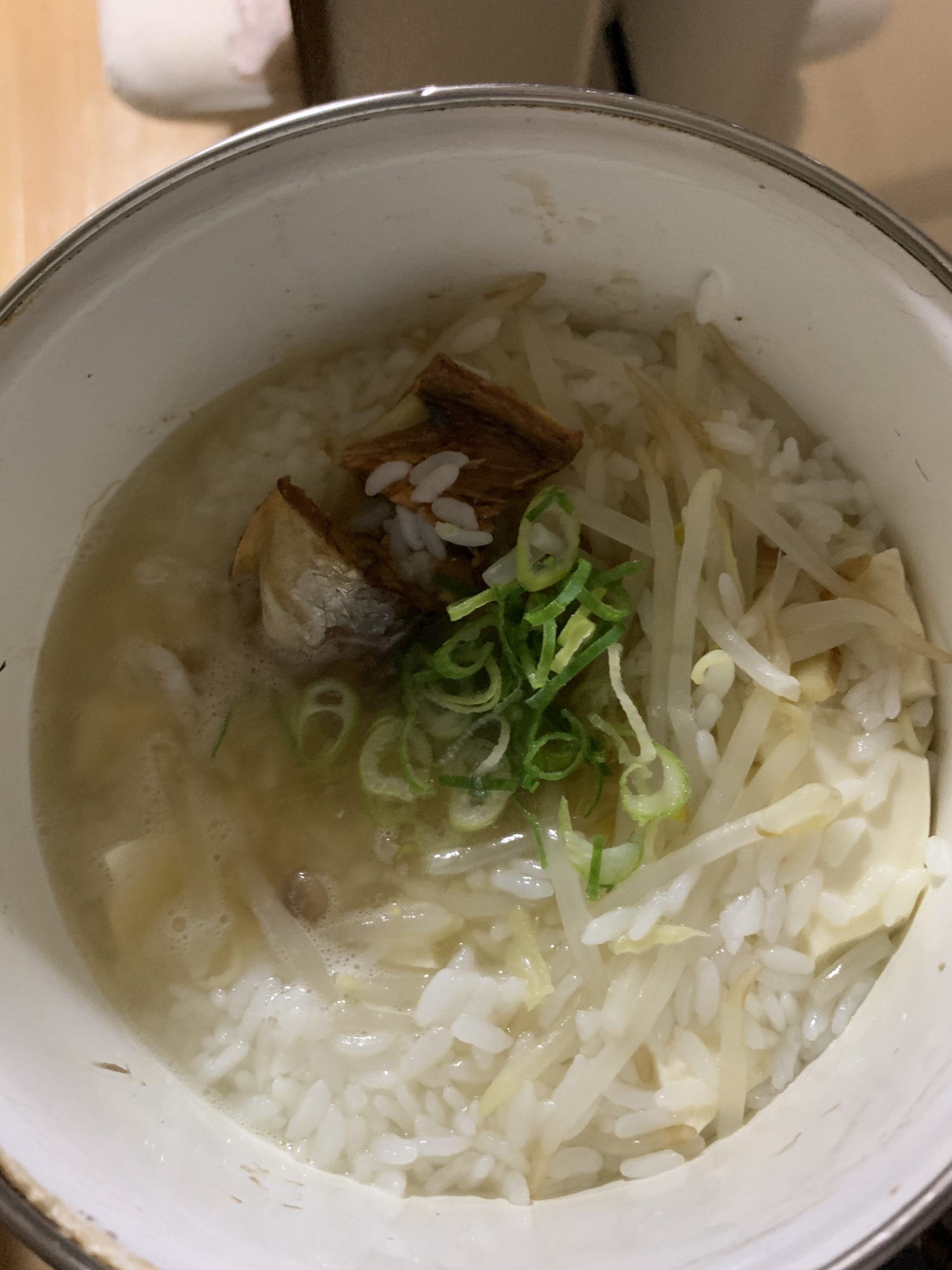 鯖缶で豆腐としめじのもやしカサ増し雑炊