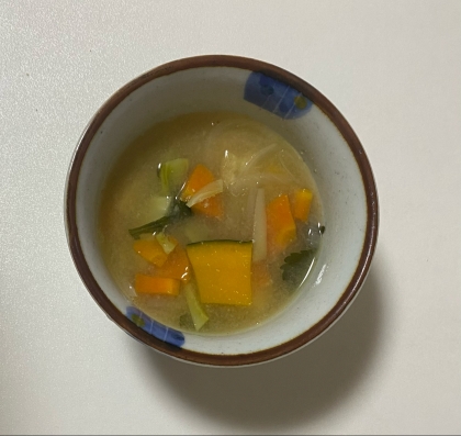 豆腐と人参とほうれん草と麩の味噌汁