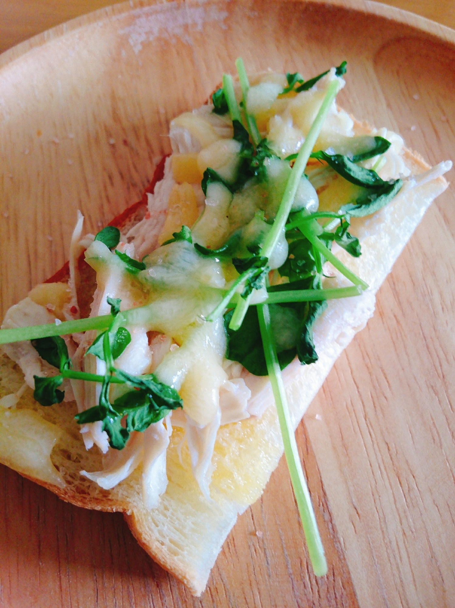 蒸し鶏と豆苗のチーズトースト