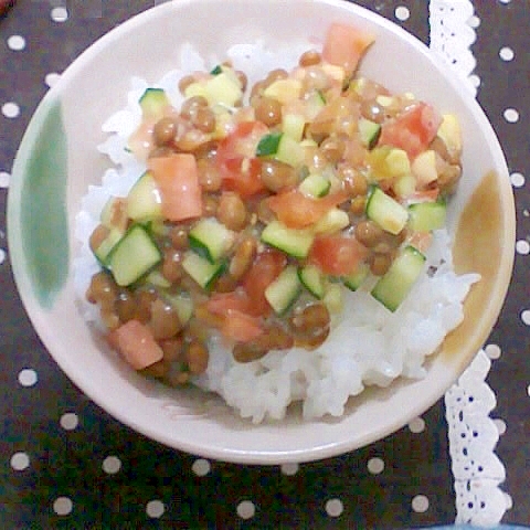 トマトときゅうり混ぜ納豆丼