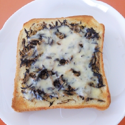 残ったひじきの煮物と細切りチーズでトースト