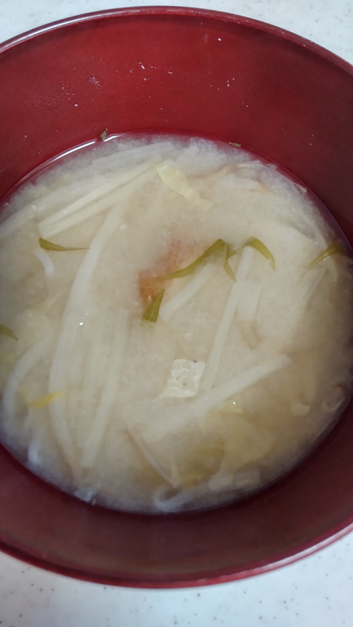 もやしと白菜と水菜とちくわのお味噌汁