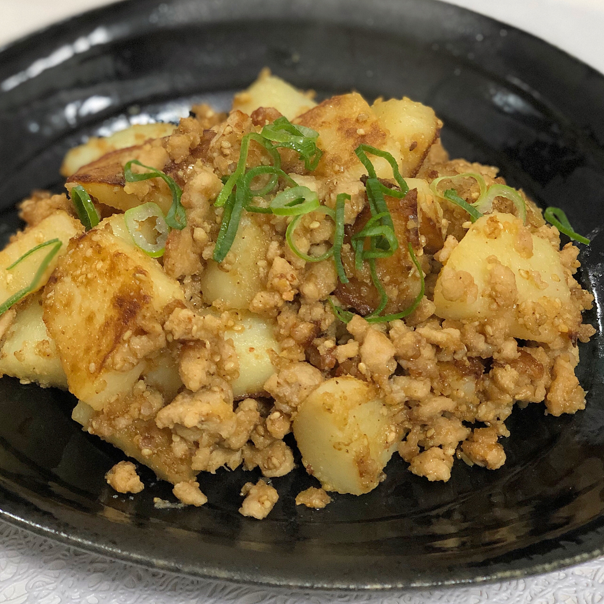 鶏ひき肉とじゃがいもの味噌炒め