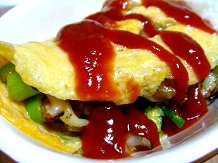 納豆・チーズ・ケチャップの意外な組み合わせがめちゃくちゃ美味です！
隣にご飯を添えていただきました（*^^*）
納豆の癖が和らぎますね。