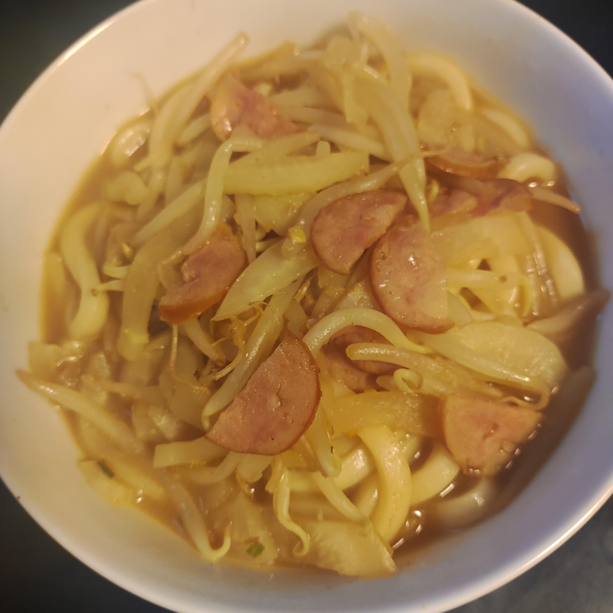 かぶ、もやし、ソーセージのカレーうどん