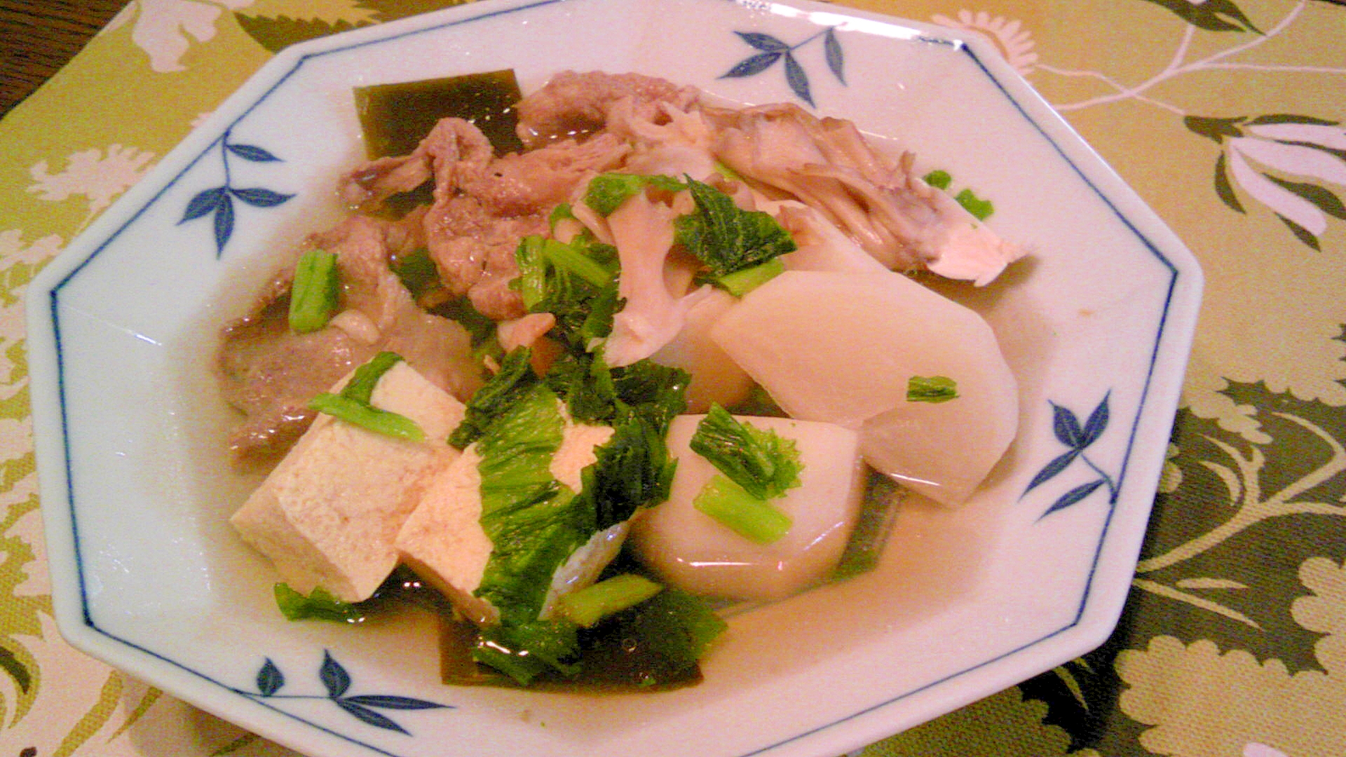 蕪と豚肉・舞茸・凍り豆腐の煮物