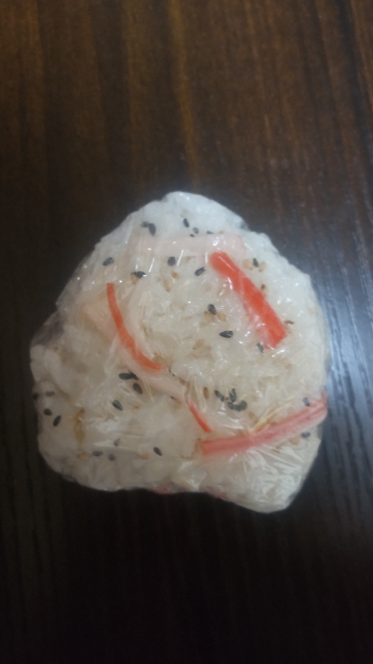 雑穀ごはんおにぎり カニカマ黒ごま白ごま