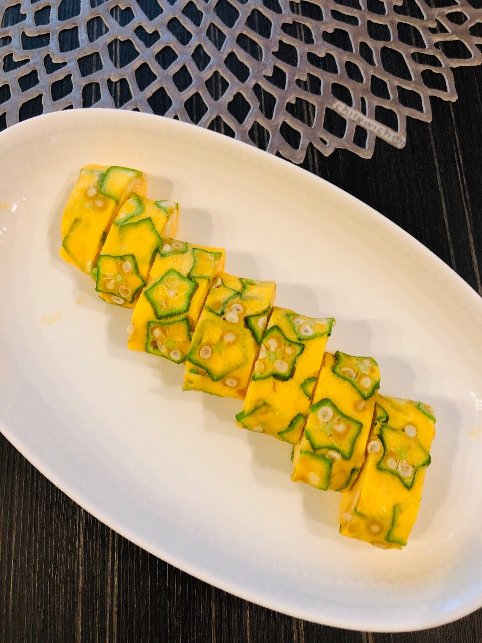 楕円の白色の皿に盛られたお星様みたいな卵焼き