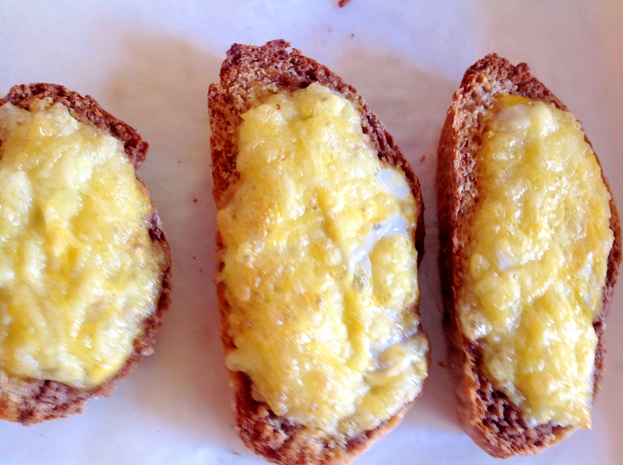 マスタードを効かせた卵チーズトースト