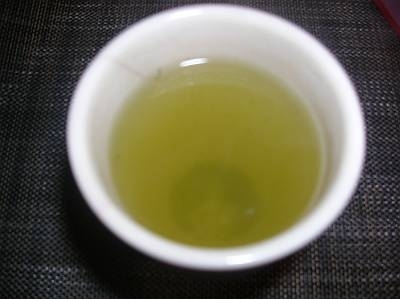 パソコンの横にも塩緑茶！ブィブィ！！