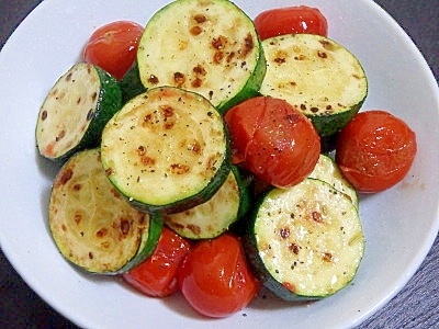 シンプルだけどおいしい♥ズッキーニとトマトの炒め物