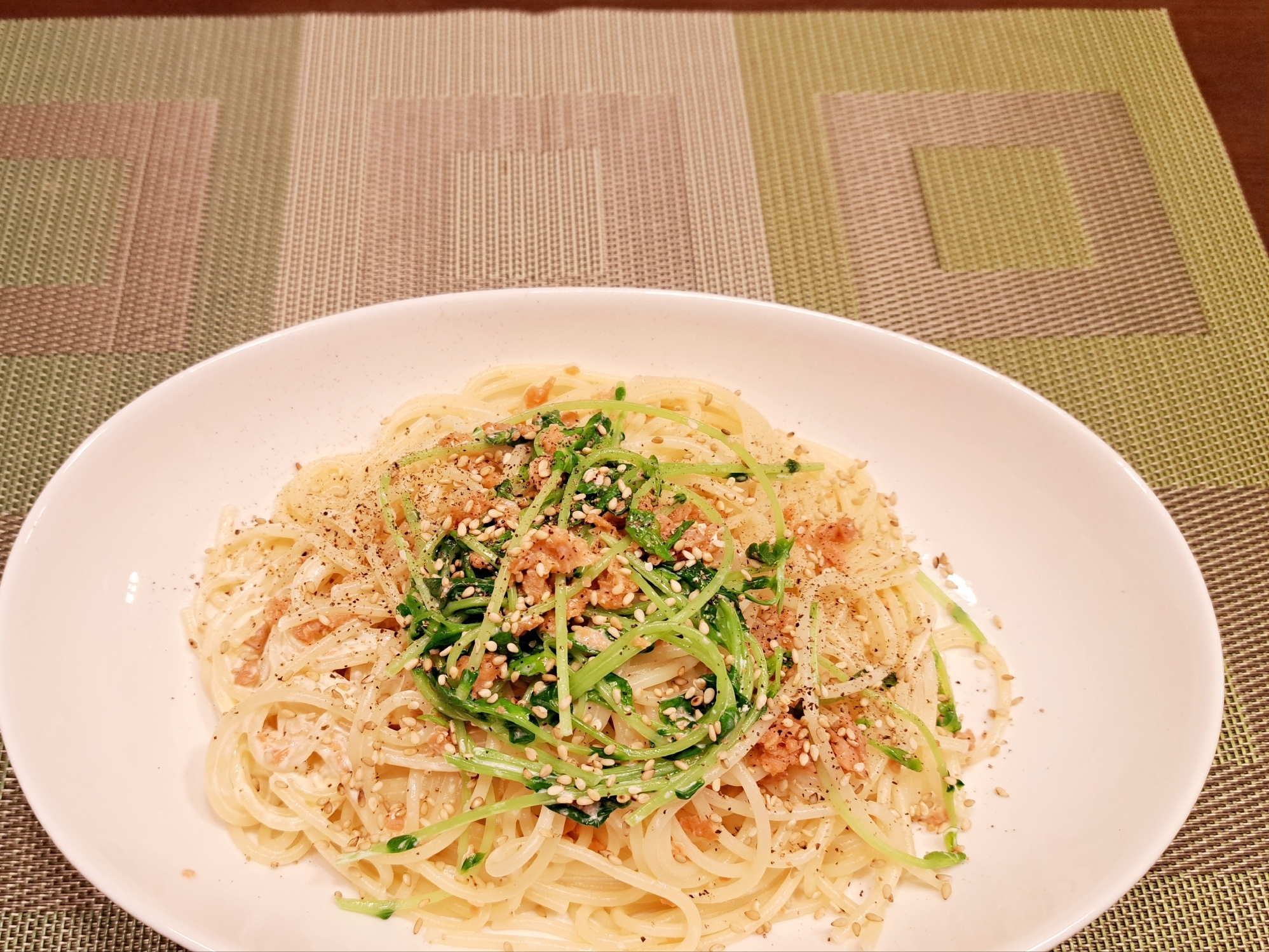 和えるだけで簡単！鮭フレークと豆苗のマヨパスタ