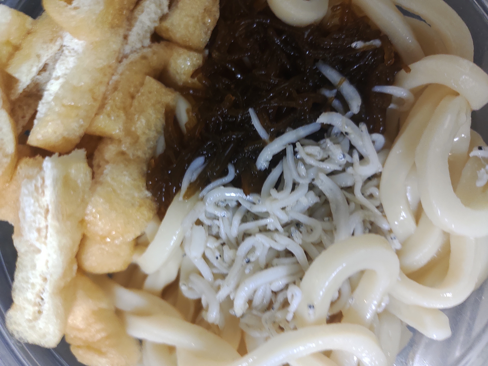 もずくとちりめんじゃこと油揚げのぶっかけうどん