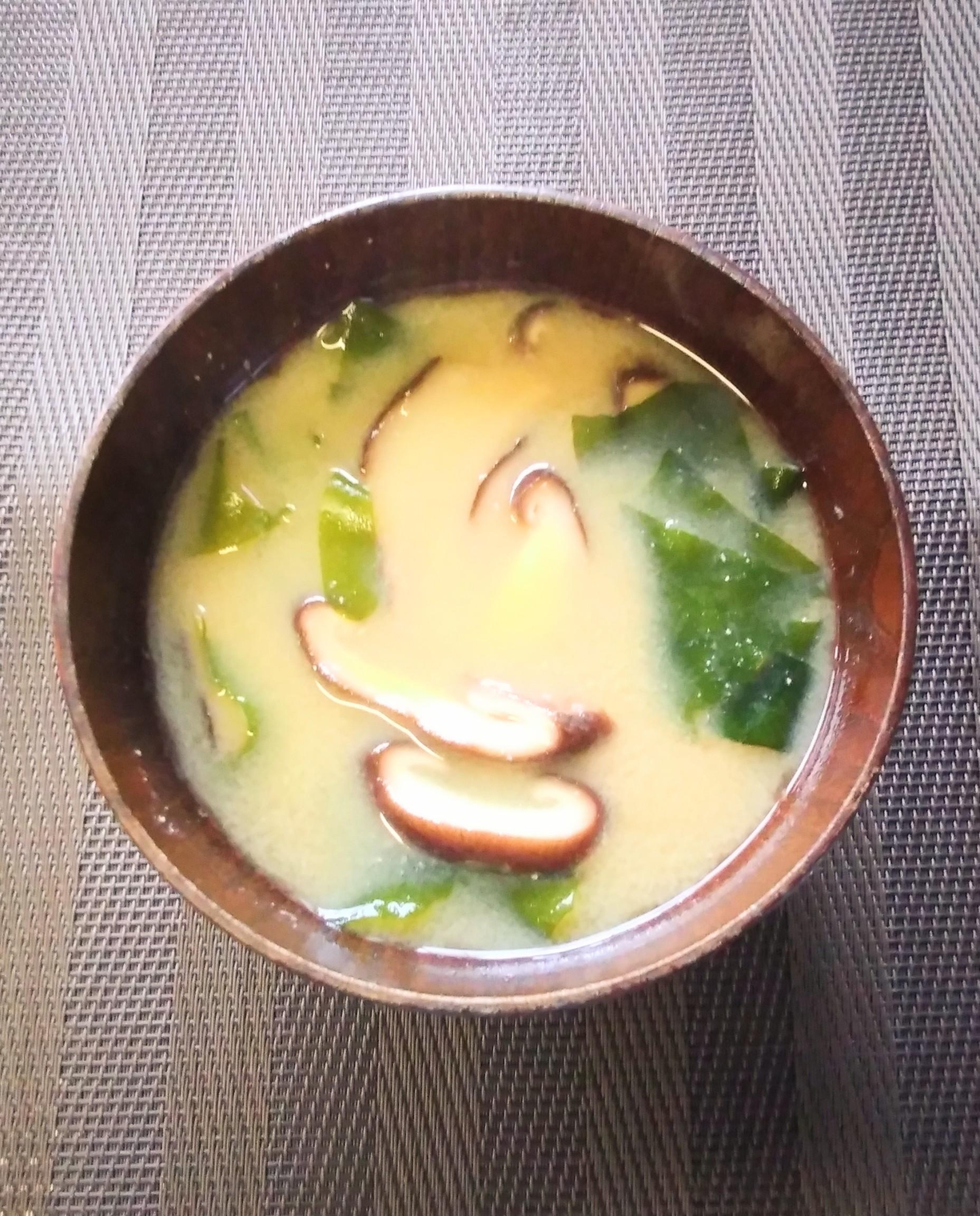 干し椎茸とわかめのみそ汁　干し椎茸の戻し汁も使う